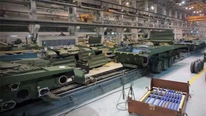 Văn phòng báo chí của Uralvagonzavod (UVZ) - nhà máy sản xuất thiết giáp hàng đầu của Nga mới đây cho biết, họ đã tăng gấp ba lần sản lượng đối với mẫu chiến xa hàng đầu của mình - xe tăng T-90M Proryv.