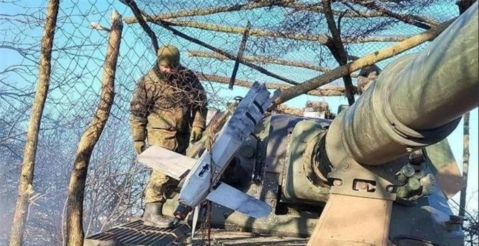 Lực lượng Vũ trang Ukraine thông báo, các binh sĩ nước này đã bắt sống một chiếc UAV cảm tử Lancet của Nga tại địa điểm gần Bakhmut và ngay lập tức tiến hành tháo rời để nghiên cứu.