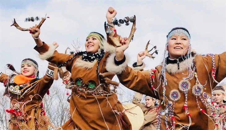 Phụ nữ bộ tộc Chukchi trong trang phục truyền thống. Ảnh: INEWS