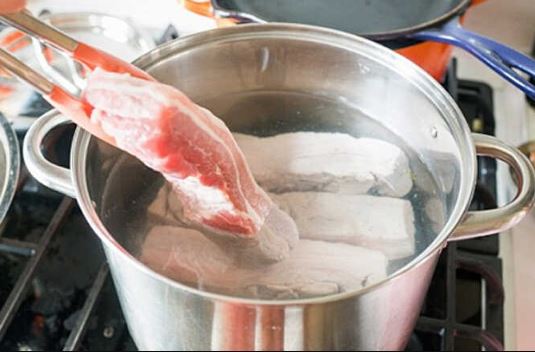 Thói quen chần thịt bằng nước sôi để làm sạch: Đúng hay sai?