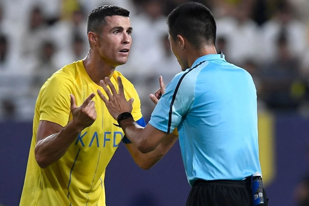 Ronaldo tranh cãi với trọng tài Fu Ming.