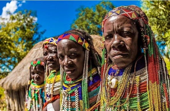 Bộ lạc Mwila sinh sống chủ yếu miền Nam Angola, châu Phi. Họ gây ấn tượng bở phong cách thời trang cầu kỳ. 