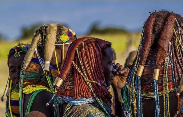 Phụ nữ thuộc bộ tộc Mwila sử dụng hỗn hợp vỏ cây nghiền nát, phân bò khô, dầu, bơ và thảo mộc để tết từ 4-6 (có thể nhiều hơn) búi tóc theo kiểu dây thừng.