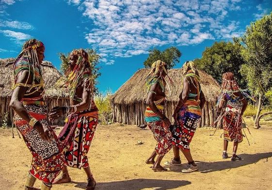 Độc lạ bộ lạc phụ nữ dùng phân bò để tạo kiểu tóc 