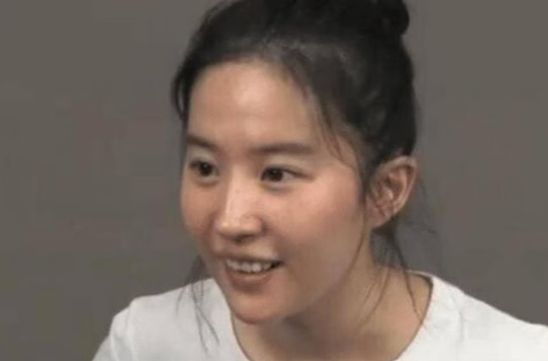 Lưu Diệc Phi lộ ảnh đen nhẻm khiến fan giật mình