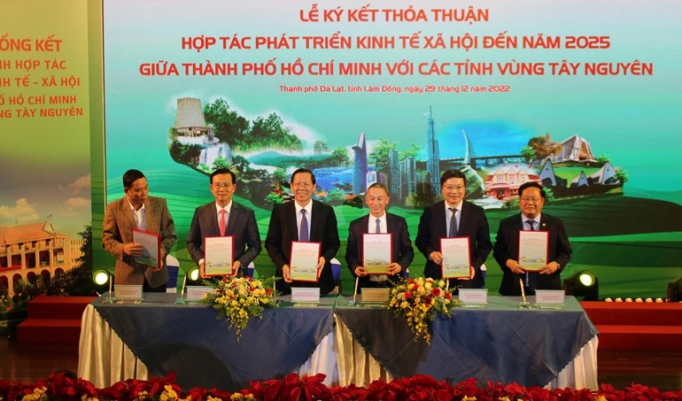 Chủ tịch UBND TP Hồ Chí Minh cùng 5 Chủ tịch UBND các tỉnh Tây Nguyên đã ký kết hợp tác phát triển kinh tế - xã hội. Ảnh: Internet