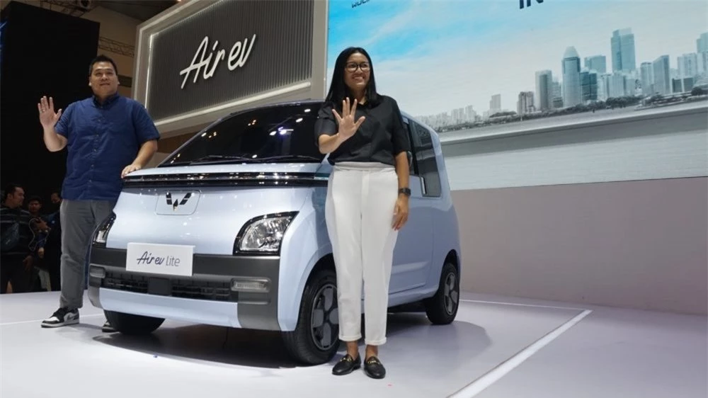 ki-ka-michael-budihardja-sales-director-wuling-motors-dan-dian-asmahani-brand-marketing-director-wuling-motors-dalam-peluncuran-air-ev-lite-di-giias-2023-1000x562.jpg