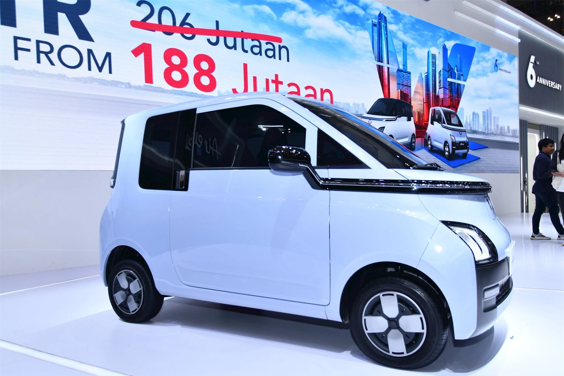 wuling-pada-hari-ini-resmi-meniagakan-varian-terbaru-dari-kendaraan-listrik-pertamanya-di-indonesia-yakni-air-ev-lite-dalam-ajang-giias-2023.jpg