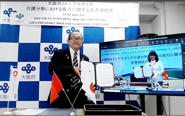 Ông Yoshida Shinji – Giám đốc Sở Phúc lợi phủ Osaka (Nhật Ban) và TS Nguyễn Thị Anh Đào – Hiệu trưởng Đại học Đông Á ký kết hợp tác.