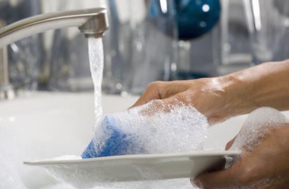 Nên rửa chén bát bằng nước nóng hay nước lạnh?