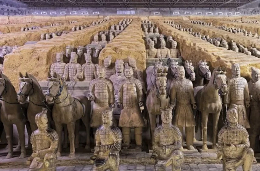 Lăng mộ của Hoàng đế đầu tiên được bao quanh bởi hàng ngàn chiến binh đất nung, canh giữ cho ông ở thế giới bên kia