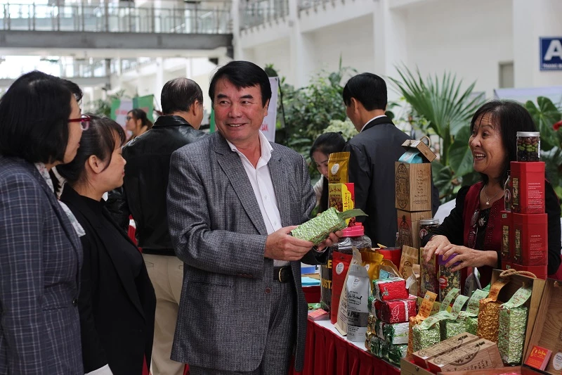 Phó Chủ tịch UBND tỉnh Lâm Đồng Phạm S giới thiệu các sản phẩm nông nghiệp đặc trưng của tỉnh với các sàn thương mại điện tử.