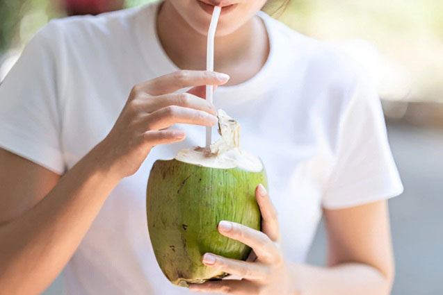 5 thời điểm không nên uống nước dừa