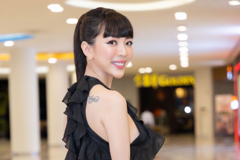 Bất ngờ với nhan sắc trẻ đẹp của hoa hậu làng hài Thu Trang