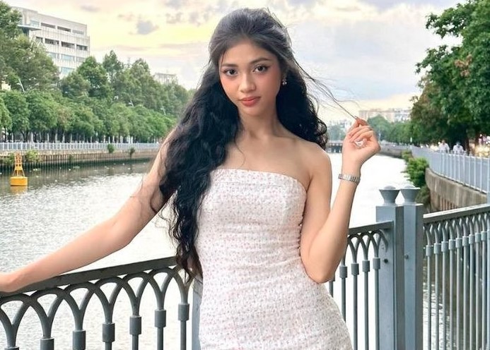 Minh Kiên diện váy ôm ngắn, khoe đường cong quyến rũ