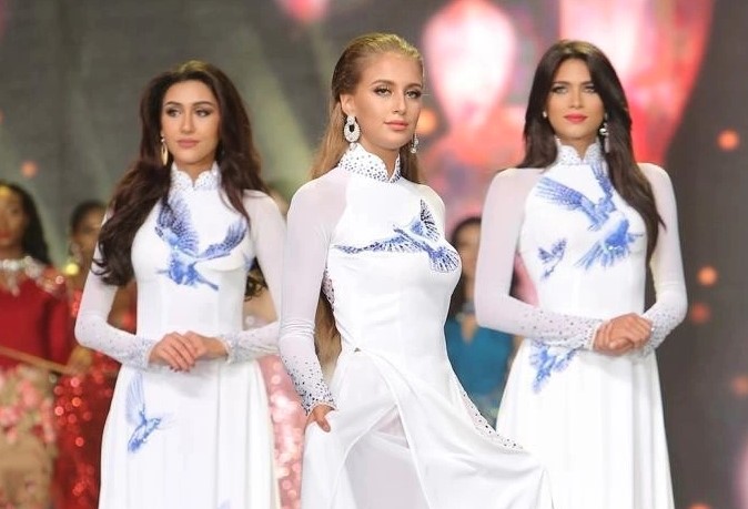 Điểm chung của các Hoa hậu Quốc tế khi diện áo dài truyền thống Việt Nam