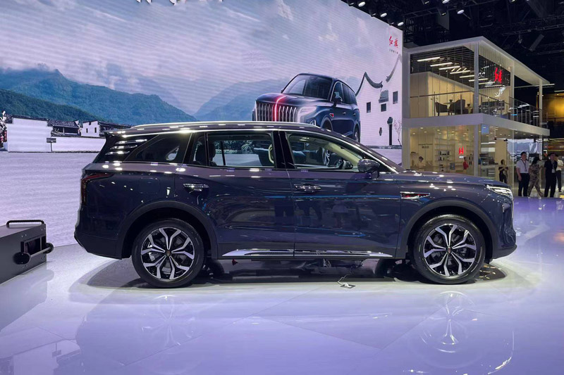 SUV 7 chỗ, động cơ tăng áp, giá hơn 800 triệu đồng