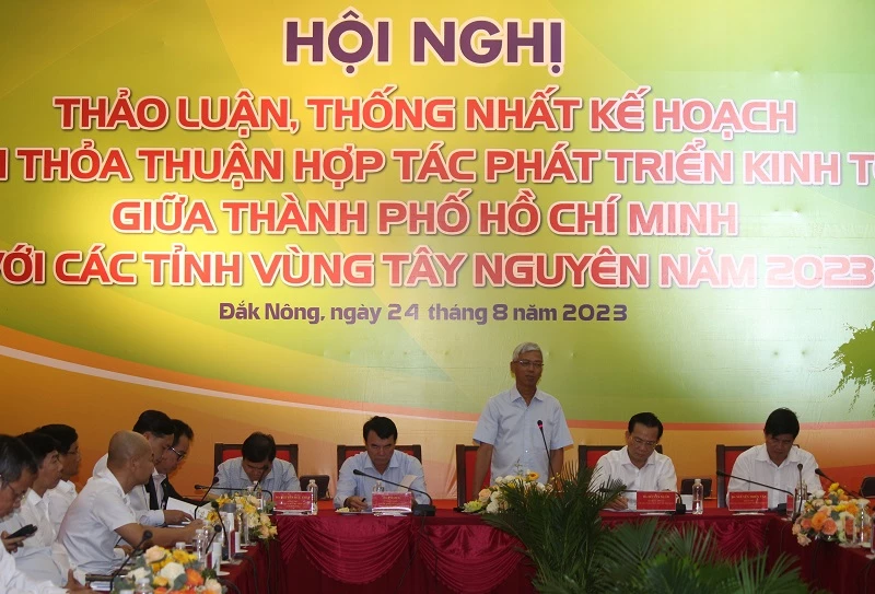 Các đại biểu thảo luận tại hội nghị.