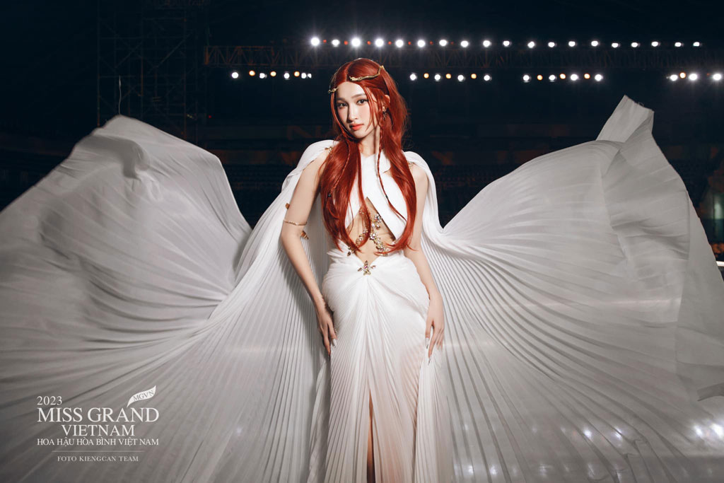 Á hậu Phương Nhi được khen đẹp như thiên thần với mái tóc đỏ rực nhưng sự thật lại gây ngỡ ngàng