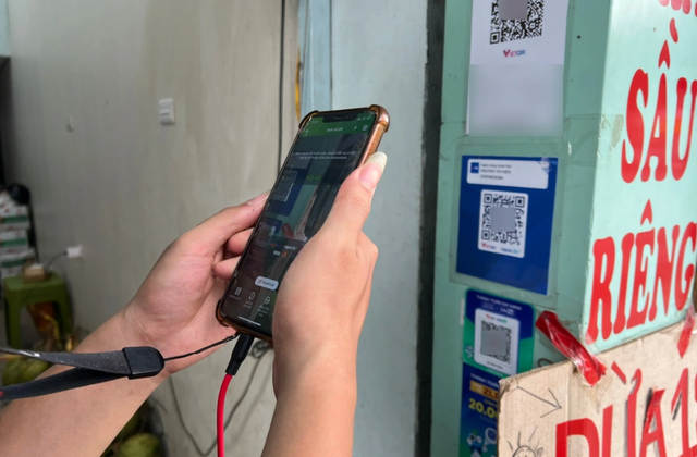 Dán đè mã QR giả mạo tại các cửa hàng để chiếm đoạt tiền