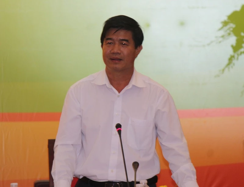 Ông Nguyễn Thiên Văn - Phó Chủ tịch UBND tỉnh Đắk Lắk, thảo luận. 