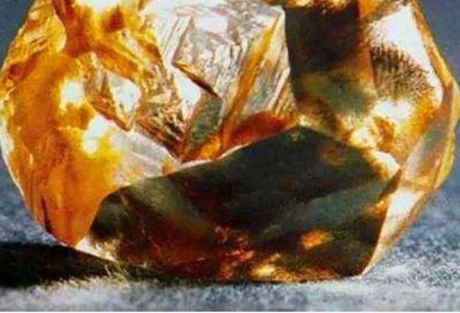 Cô gái trẻ nhặt được hòn đá óng ánh, chuyên gia thẩm định giá trị 3.300 tỷ đồng