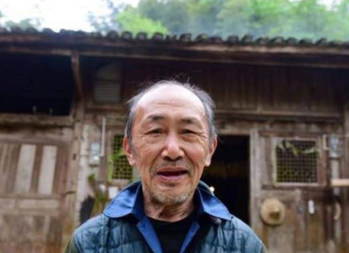 C&#x1EE5; &#xF4;ng s&#x1ED1;ng trong ng&#xF4;i nh&#xE0; h&#x1A1;n 2.600 t&#x1EF7; nh&#x1B0;ng l&#x1EA1;i l&#xE0; h&#x1ED9; ngh&#xE8;o &#x1EDF; &#x111;&#x1ECB;a ph&#x1B0;&#x1A1;ng