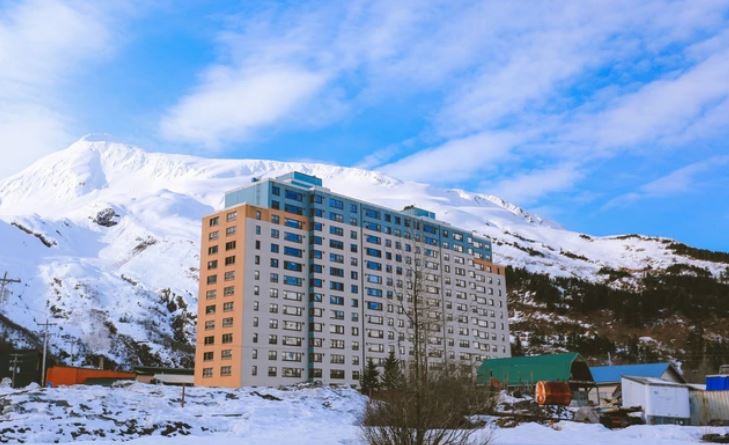 Thị trấn kỳ lạ nơi người dân sống chung "một mái nhà", ai cũng "thủ sẵn" ống nhòm