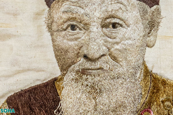 Tranh thêu rõ từng sợi tóc, sợi râu trong lăng mộ quan nhiếp chính cuối cùng của Việt Nam