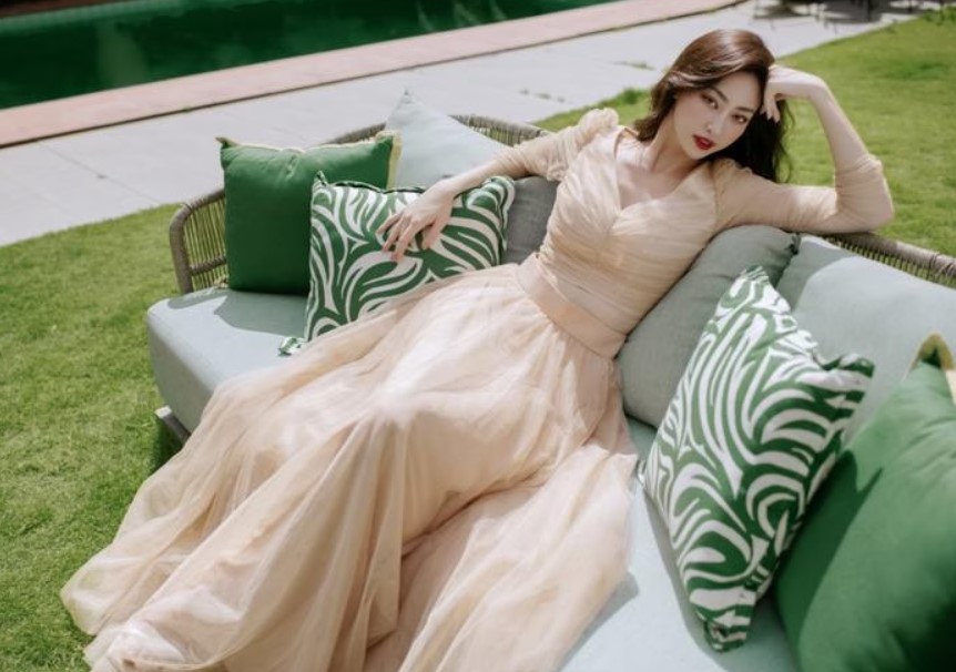 Vẻ đẹp 'sang từ cốt cách' của Hoa hậu Lương Thuỳ Linh