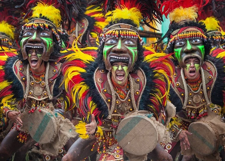 Lễ hội Dinagyang (Philippines): Lễ hội tôn vinh các Santo Nino và kỷ niệm sự trở về của người Panay định cư ở Malaysia. Cuộc thi bộ lạc Ati với vũ đạo và trang phục độc đáo là điểm nổi bật.