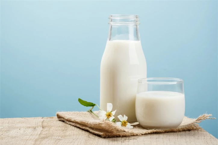 Sữa tươi giúp da trở nên săn chắc, láng mịn, làm giảm những nếp nhăn trên da và tăng cường dưỡng ẩm cho da.