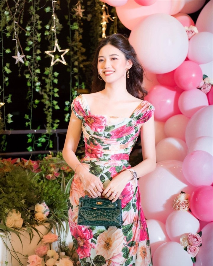 Cuộc sống nhung lụa của 2 chị em á hậu từ chối thi quốc tế - 10