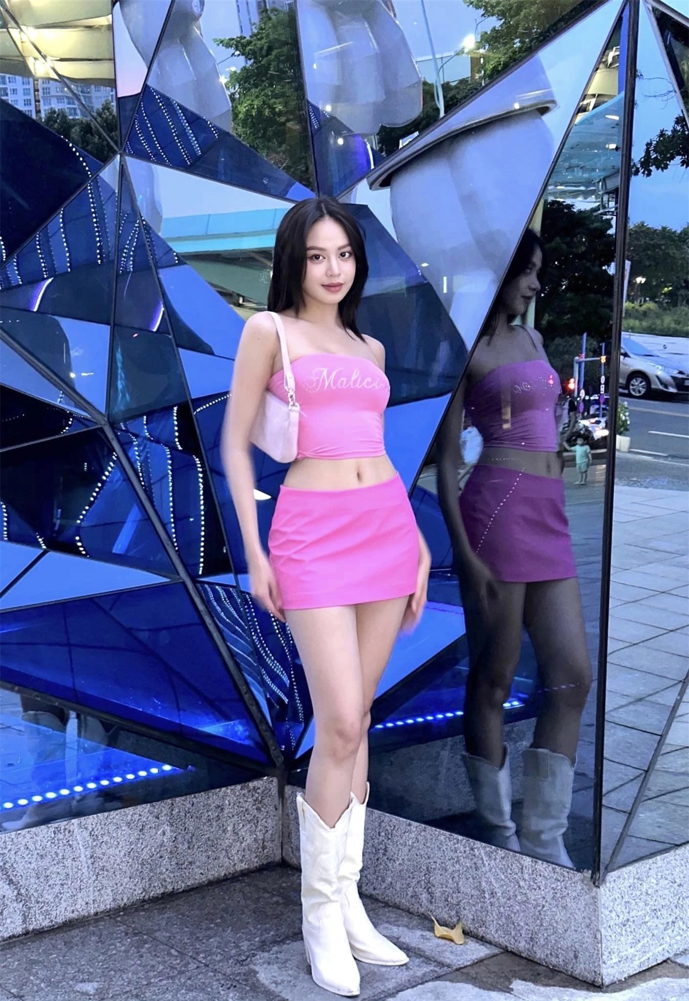Công thức phối crop-top với váy mini giúp Hoa hậu Thanh Thủy khoe chân dài ngút ngàn ảnh 1