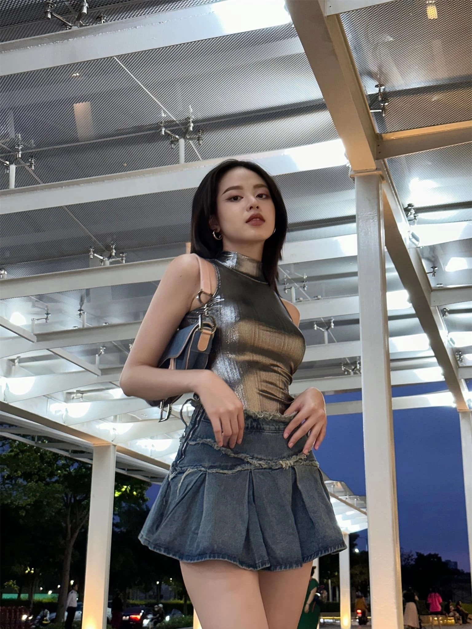 Công thức phối crop-top với váy mini giúp Hoa hậu Thanh Thủy khoe chân dài ngút ngàn ảnh 10