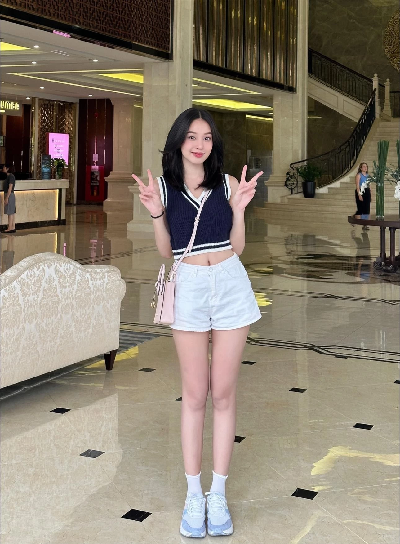 Công thức phối crop-top với váy mini giúp Hoa hậu Thanh Thủy khoe chân dài ngút ngàn ảnh 11