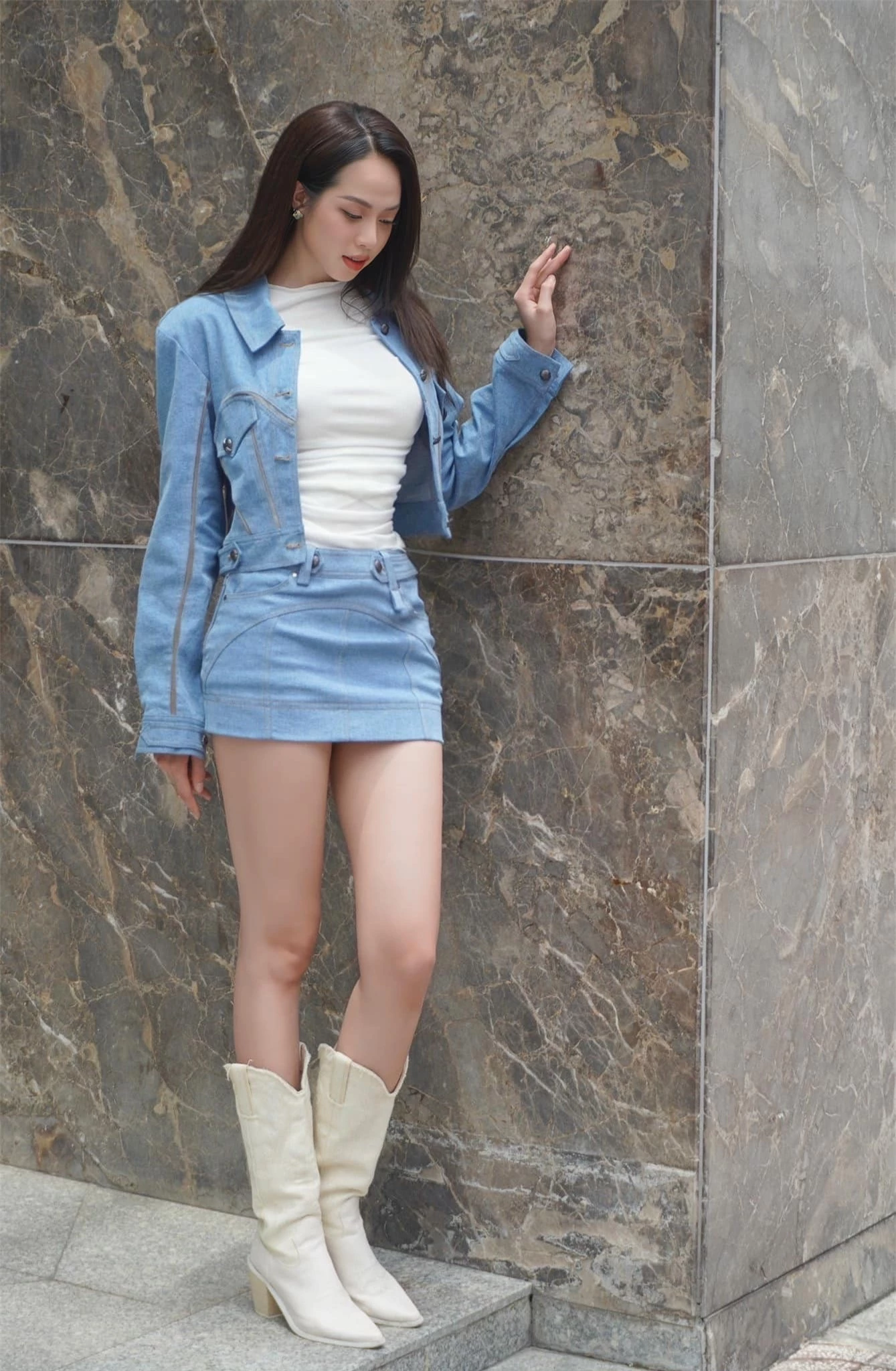 Công thức phối crop-top với váy mini giúp Hoa hậu Thanh Thủy khoe chân dài ngút ngàn ảnh 3