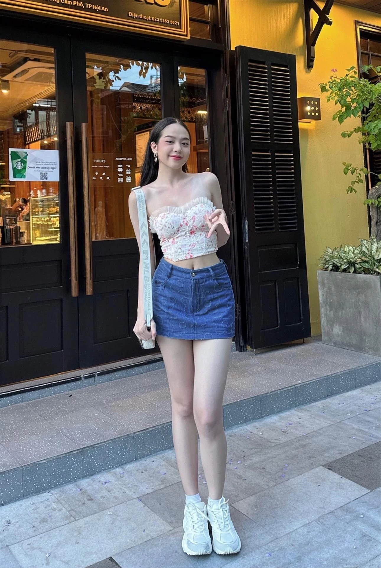 Công thức phối crop-top với váy mini giúp Hoa hậu Thanh Thủy khoe chân dài ngút ngàn ảnh 7