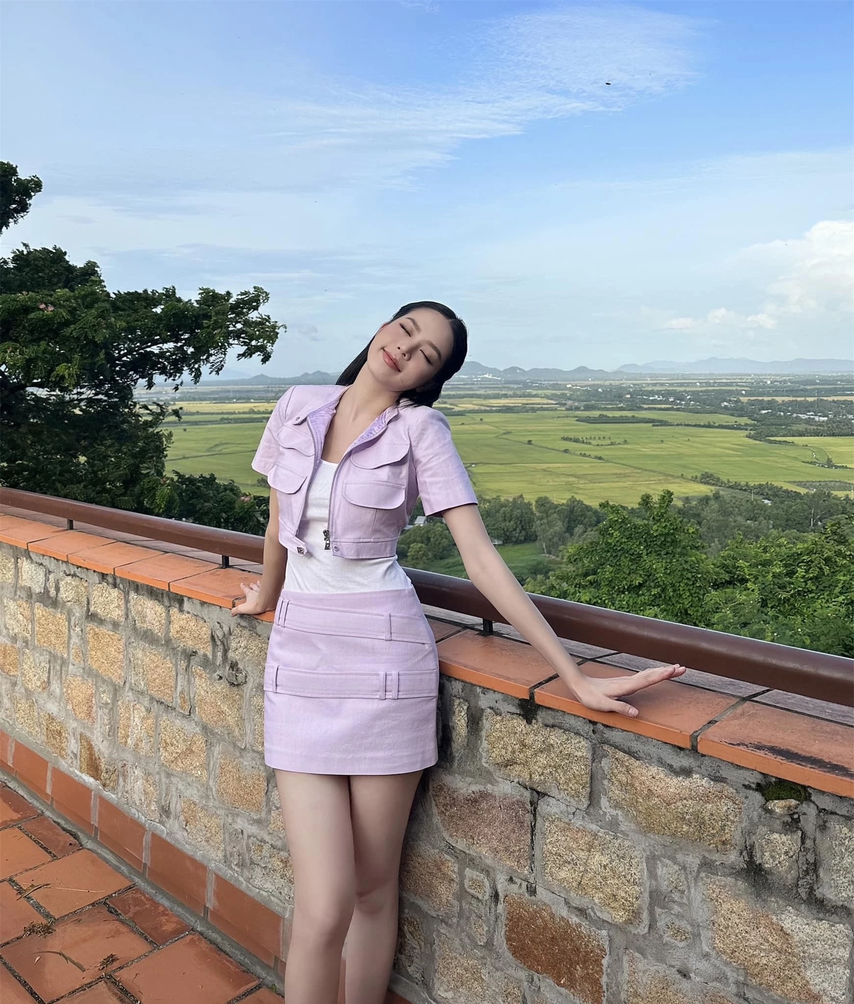 Công thức phối crop-top với váy mini giúp Hoa hậu Thanh Thủy khoe chân dài ngút ngàn ảnh 8