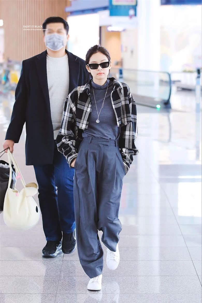 Jennie (BlackPink) mặc gì ra sân bay suốt 7 năm qua? ảnh 11