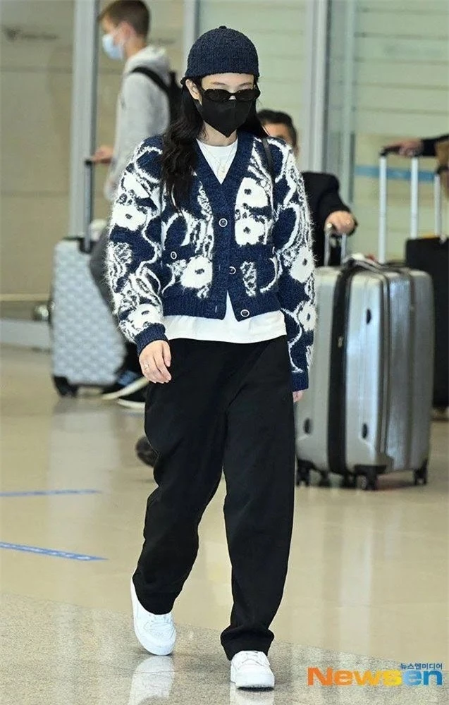Jennie (BlackPink) mặc gì ra sân bay suốt 7 năm qua? ảnh 15