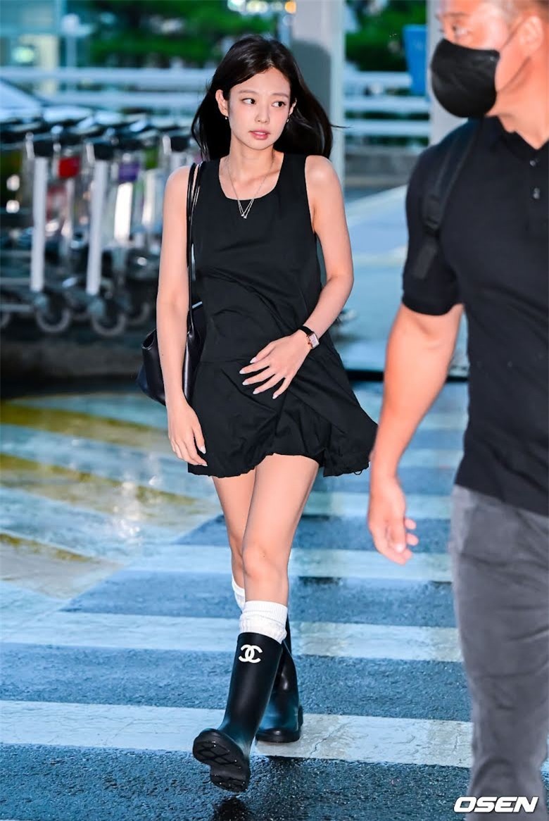 Jennie (BlackPink) mặc gì ra sân bay suốt 7 năm qua? ảnh 18