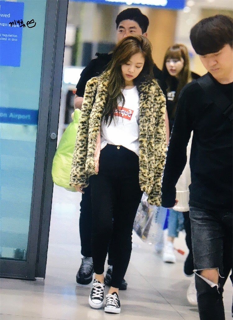 Jennie (BlackPink) mặc gì ra sân bay suốt 7 năm qua? ảnh 3