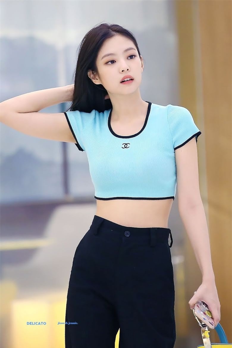 Jennie (BlackPink) mặc gì ra sân bay suốt 7 năm qua? ảnh 5