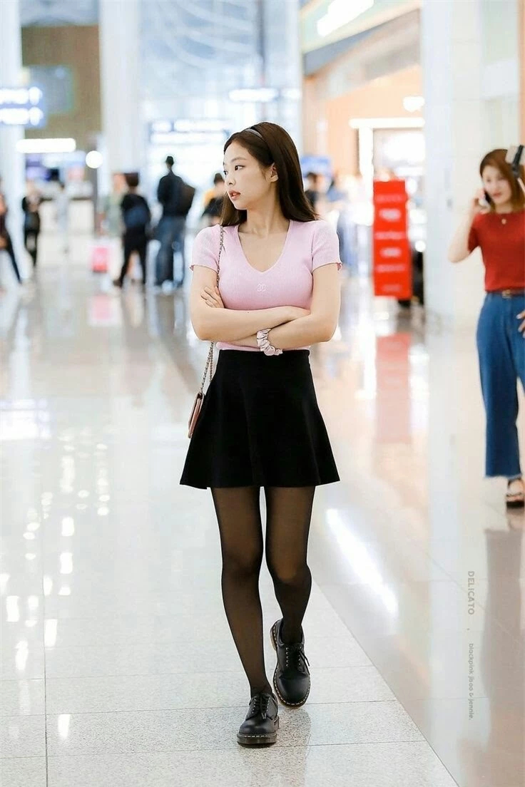 Jennie (BlackPink) mặc gì ra sân bay suốt 7 năm qua? ảnh 7