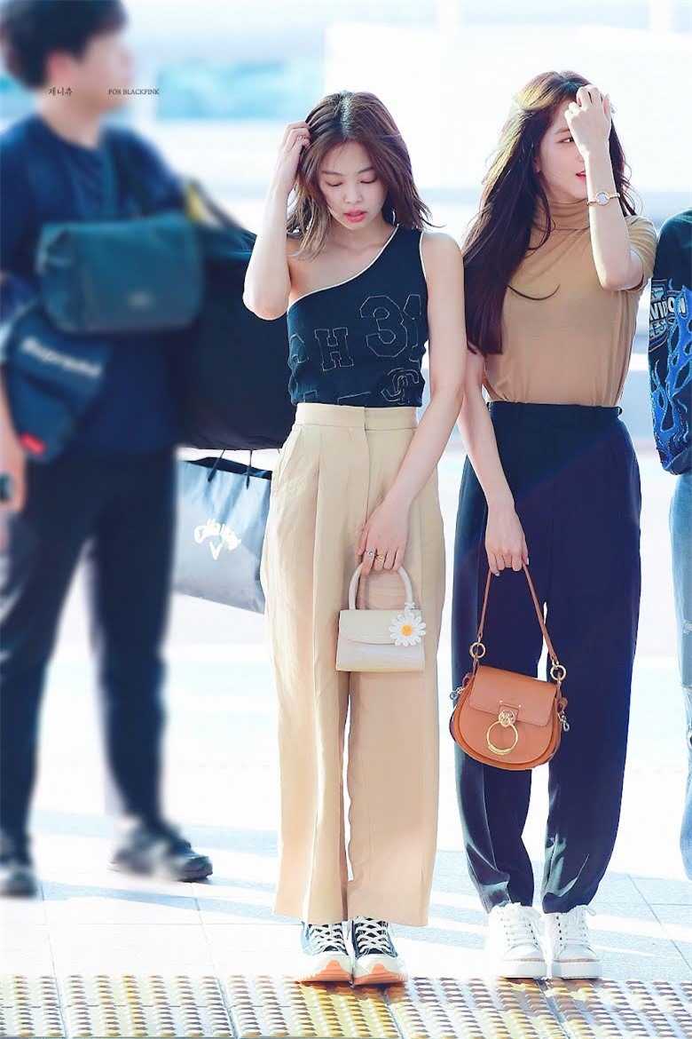 Jennie (BlackPink) mặc gì ra sân bay suốt 7 năm qua? ảnh 8