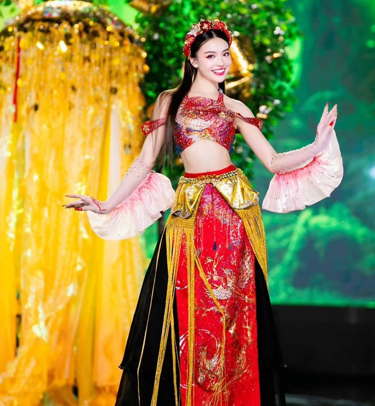 Nguyễn Thùy Vi trình diễn trang phục "Thị ơi mở ra" của Trần Khánh Duy thuộc đội NTK Vũ Việt Hà. Nguyễn Thùy Vi trình diễn trang phục "Thị ơi mở ra" của Trần Khánh Duy thuộc đội NTK Vũ Việt Hà.