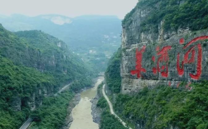 Dòng sông kỳ lạ cứ trời mưa là đổi sang màu đỏ như máu, vì sao?