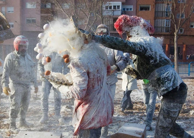 Lễ hội cuộc chiến bột mì Els Enfarinats (Tây Ban Nha): Tổ chức vào ngày 28 tháng 12 tại Ibi, người dân tham gia "chiến đấu" bằng bột mì và trứng.
