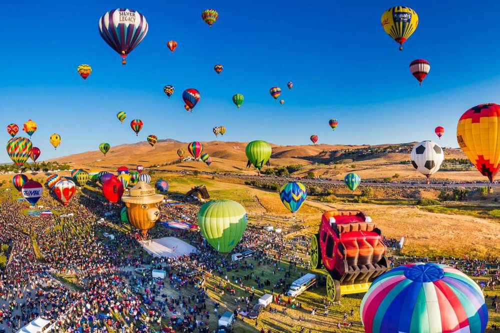 Lễ hội khinh khí cầu quốc tế Albuquerque (Mỹ): Tổ chức mỗi mùa thu với hàng trăm khinh khí cầu bay lơ lửng trên bầu trời.